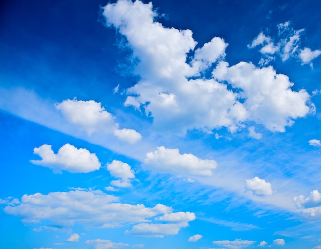 Ciel bleu avec des cumulus