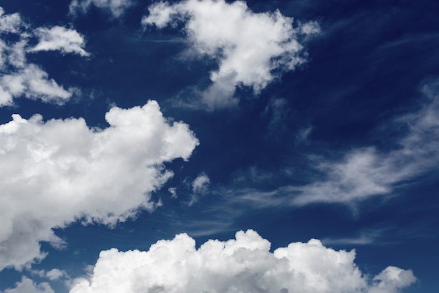 Ciel bleu avec des cumulus