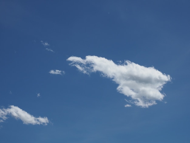 Ciel bleu avec cumulus