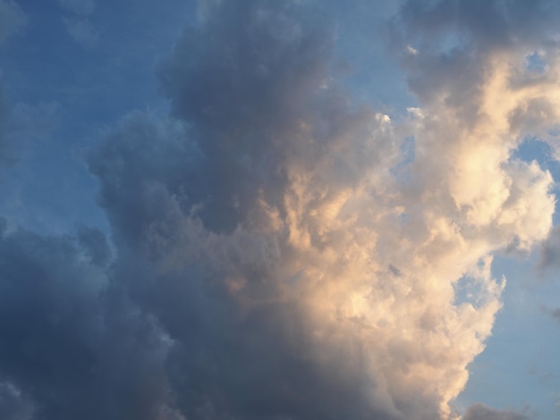 Ciel bleu dramatique au coucher du soleil avec fond de nuages