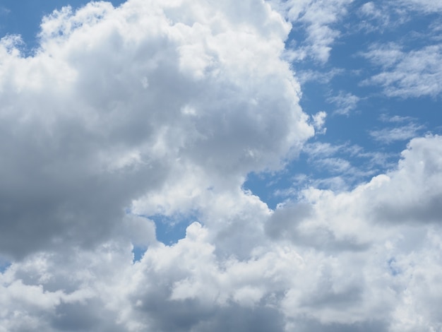 Ciel bleu dramatique avec fond de nuages