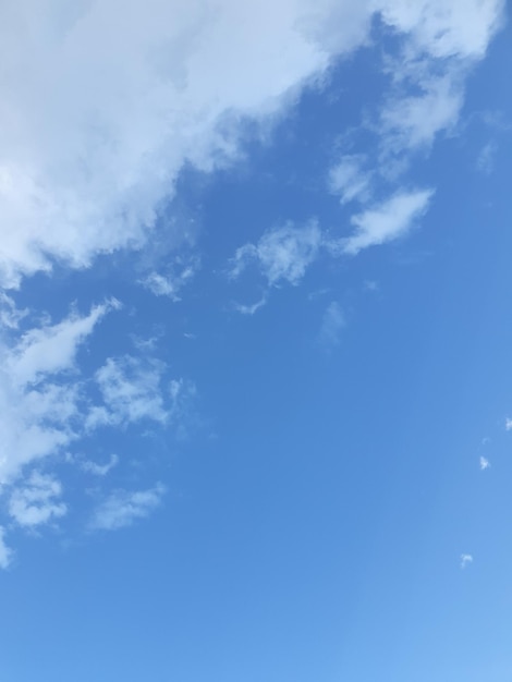 Ciel bleu dramatique avec fond de nuages