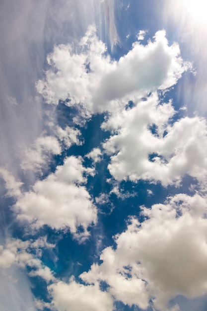 Ciel bleu dramatique avec des nuages blancs gonflés en clair clair ensoleillé