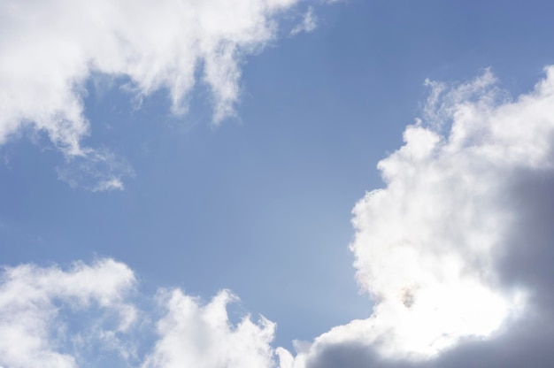 Ciel bleu dramatique et nuages sombres gris