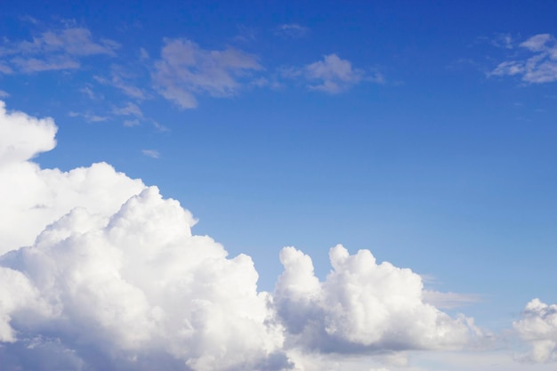 ciel bleu du soir avec nuages blancs gonflés et espace vide