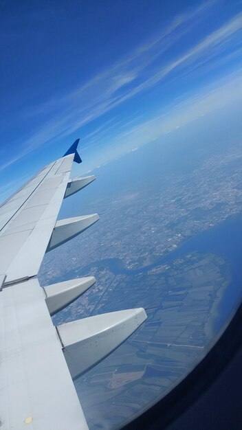 Photo le ciel bleu du vol