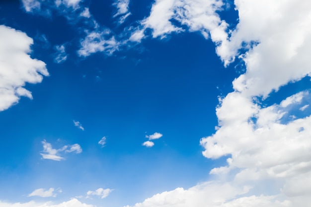 Ciel bleu avec d'énormes nuages