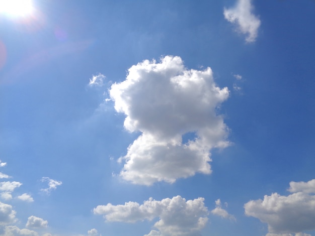 Ciel bleu ensoleillé éblouissant avec nuage blanc moelleux, Thaïlande