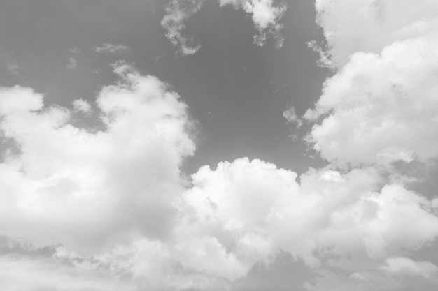 Ciel bleu ensoleillé avec des nuages blancs journée ensoleillée nature concept fond de ciel nuageux temps nuageux