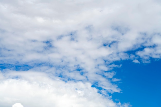 Ciel bleu ensoleillé avec des nuages. Les nuages se déplacent doucement dans le ciel