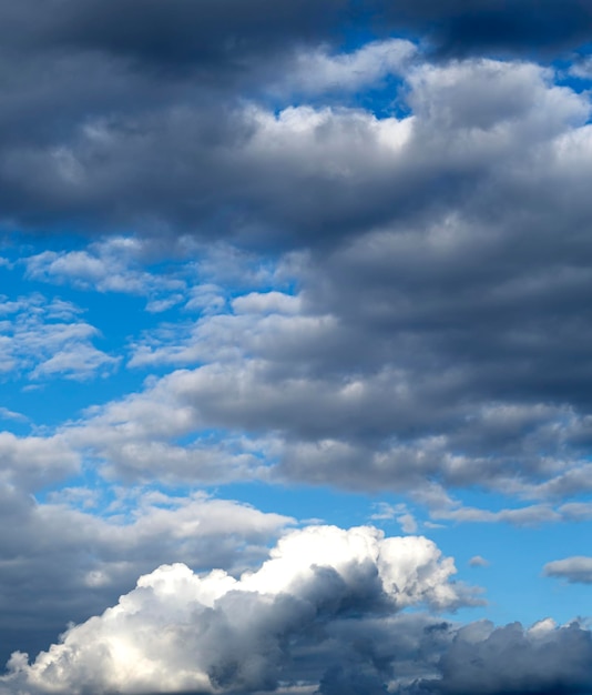 Ciel bleu ensoleillé avec nuages