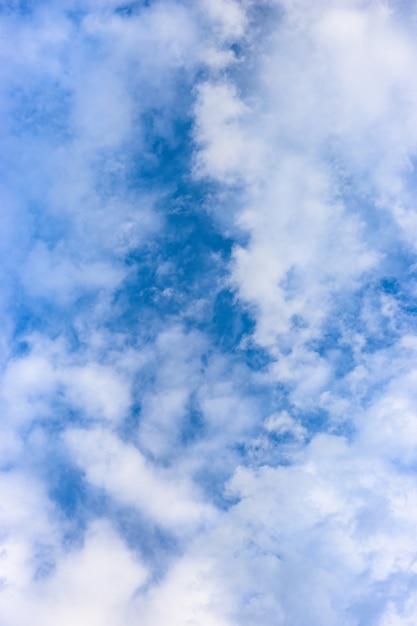 Ciel bleu ensoleillé avec vue verticale entièrement couverte de nuages blancs