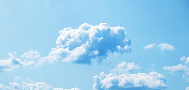 Photo le ciel bleu d'été avec des nuages blancs et beaux