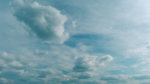 Le ciel bleu de l'été, le soleil brillant, les rayons lumineux et les rayons du soleil brillants, le ciel bleu et les nuages gris.