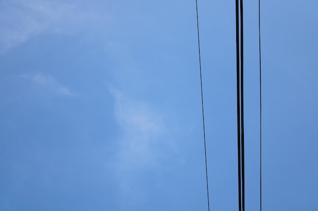 Photo un ciel bleu avec des fils et un nuage blanc