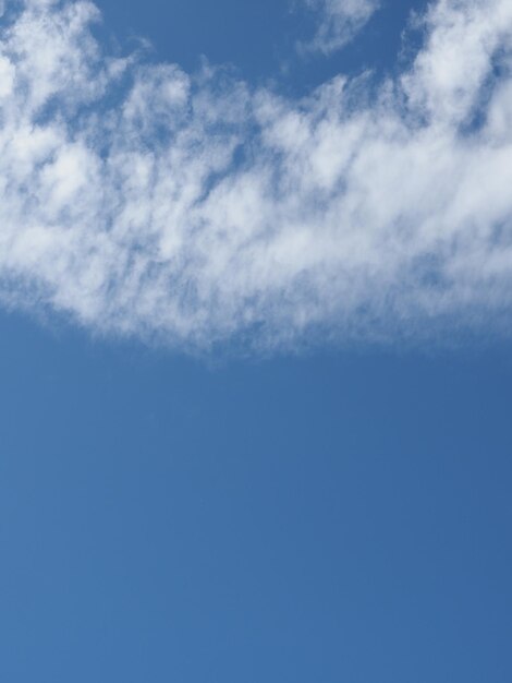 Ciel bleu foncé avec fond de nuages