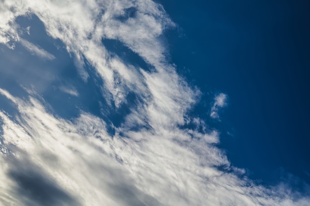 Ciel bleu foncé et nuages ​​blancs