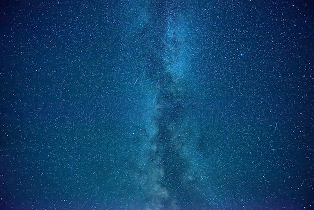 Ciel bleu-foncé de nuit avec beaucoup d'étoiles et galaxie de voie lactée