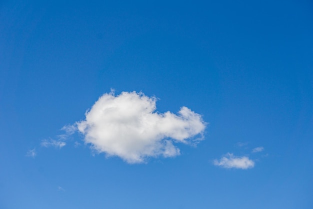 Ciel bleu avec fond abstrait ou texture de nuages blancs