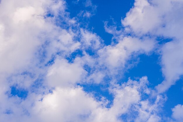 Ciel bleu avec fond abstrait ou texture de nuages blancs