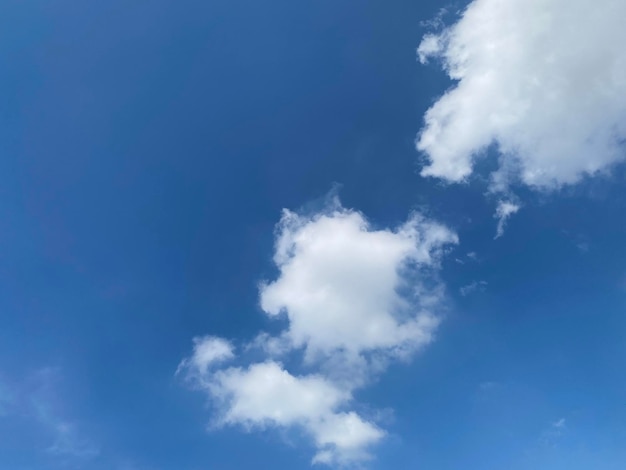 Ciel bleu et fond de cloudscape blanc