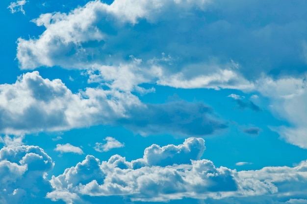 Ciel bleu avec fond de cumulus. Concept nature et milieux météorologiques, atmosphère