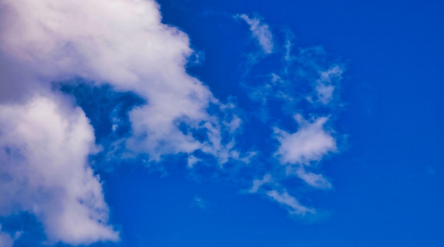 Ciel bleu avec fond de cumulus. Concept nature et milieux météorologiques, atmosphère