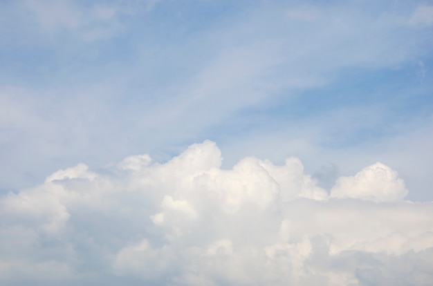 Ciel bleu, fond à motifs, flou