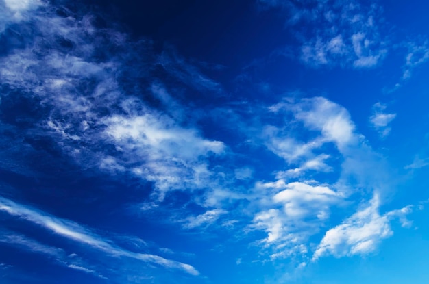 Ciel bleu avec le fond naturel de nuages blancs moelleux