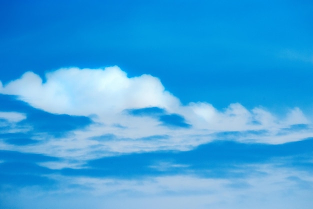 Ciel bleu de fond naturel avec des nuages blancs