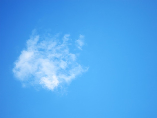 Ciel bleu avec un fond naturel de petit nuage blanc