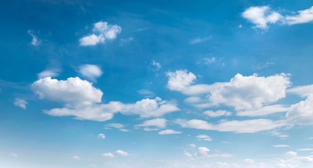 Ciel bleu avec fond de nuage blanc