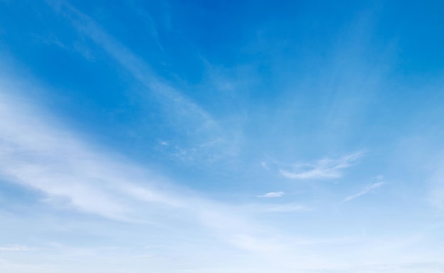 Ciel bleu avec fond de nuage blanc