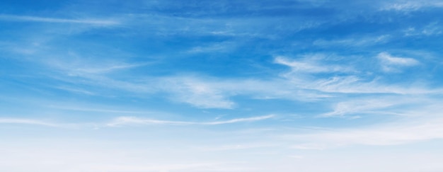 Ciel bleu avec fond de nuage blanc