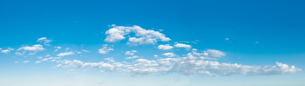 Ciel bleu avec fond de nuage blanc