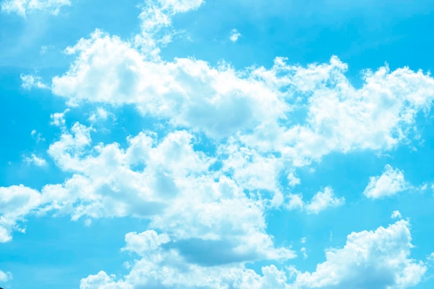 ciel bleu avec fond de nuage