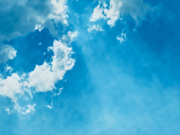 Ciel bleu avec fond nuage