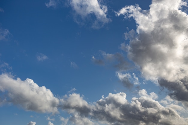 Ciel bleu avec fond de nuages blanc et noir