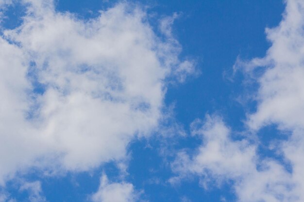 Ciel bleu fond de nuages blancs cumulus