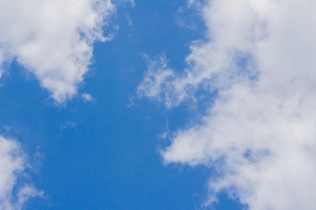 Ciel bleu fond de nuages blancs cumulus