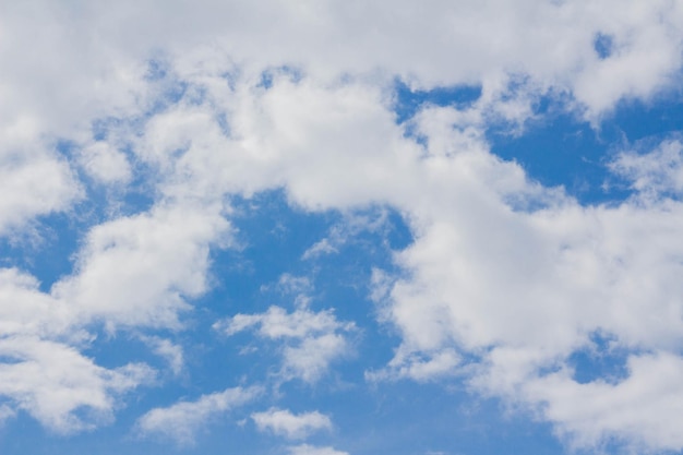 Ciel bleu fond de nuages blancs cumulus