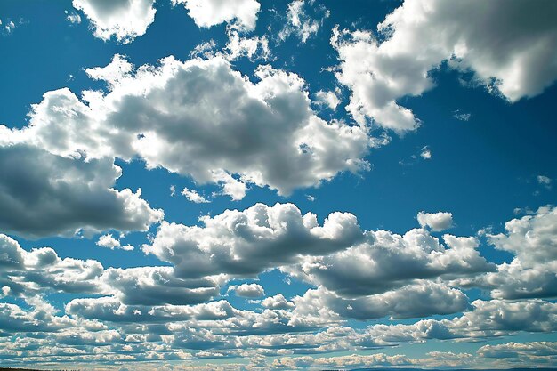 Ciel bleu sur fond avec des nuages blancs et moelleux Cumulus nuages Blancs