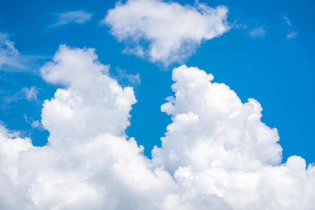 Ciel bleu et fond de nuages blancs