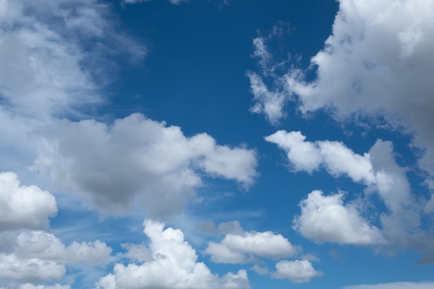 ciel bleu avec fond de nuages, heure d'été, beau ciel