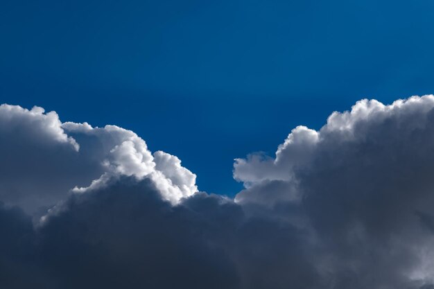 Ciel bleu et fond de nuages de pluie sombre