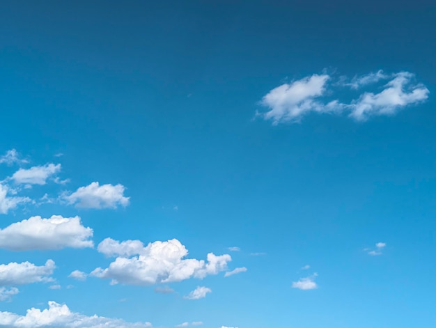 Photo ciel bleu et fond de nuages