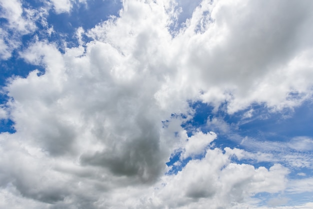 Ciel bleu avec fond de nuages