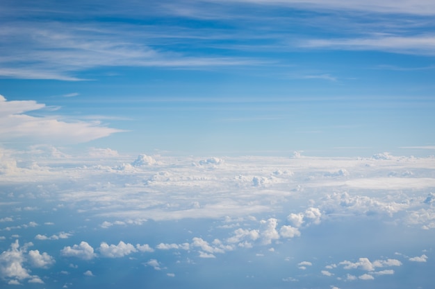 Ciel bleu avec fond de nuages