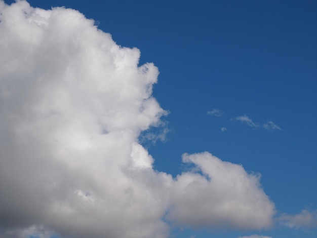 Ciel bleu avec fond de nuages