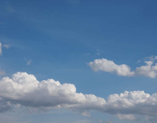 Ciel bleu avec fond de nuages